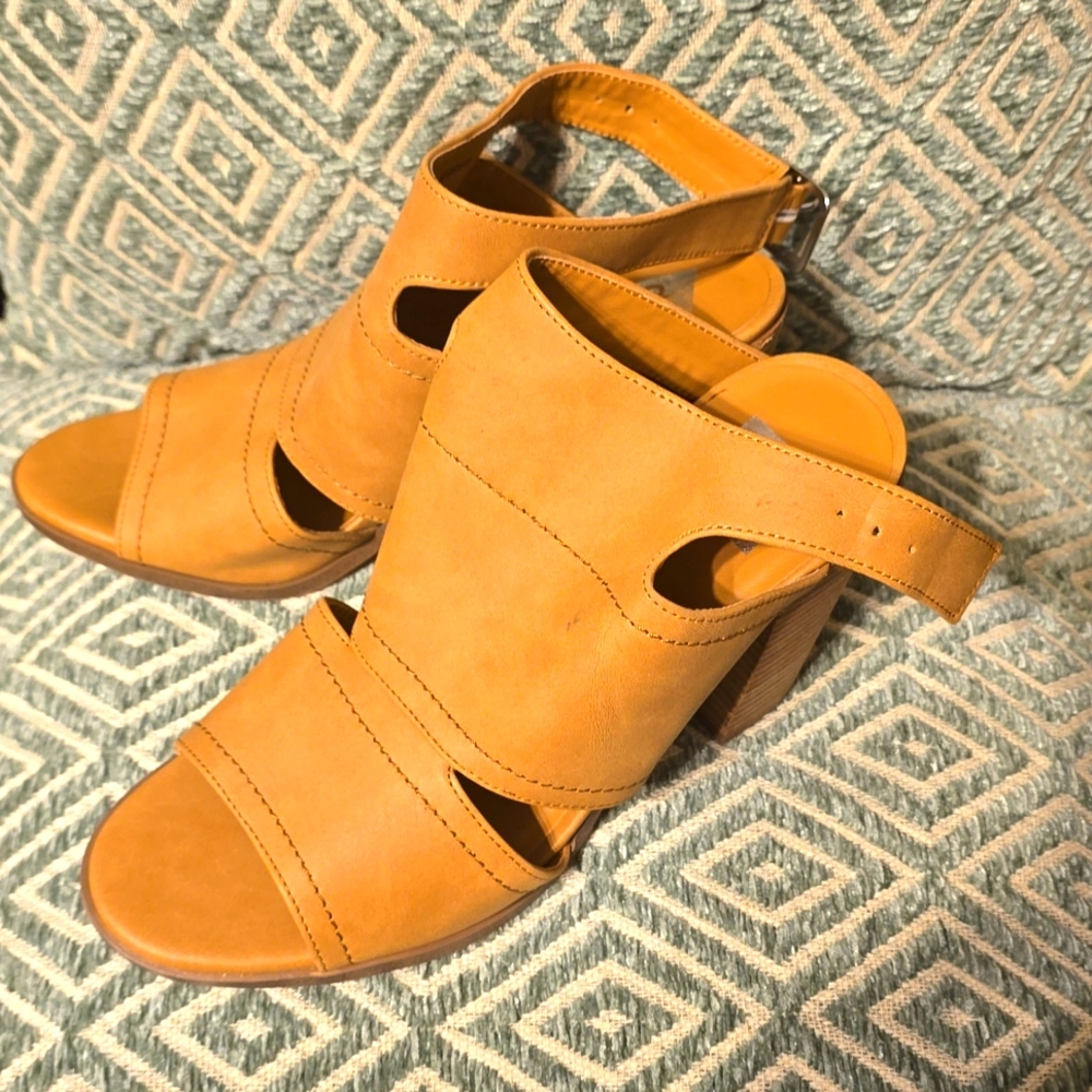 BLOCK HEELS